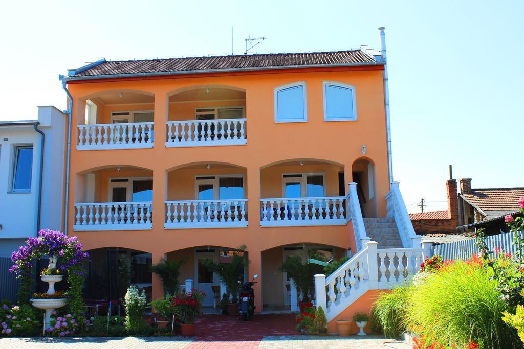 弗洛里达一室公寓旅馆 Štúrovo 外观 照片
