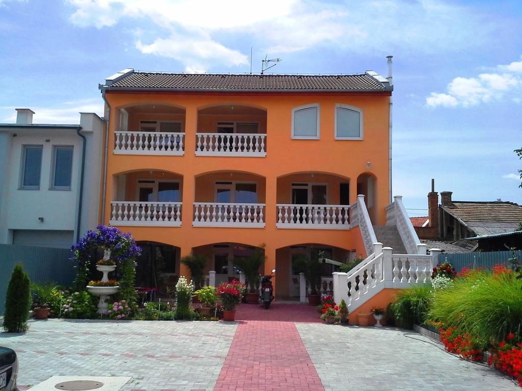 弗洛里达一室公寓旅馆 Štúrovo 外观 照片