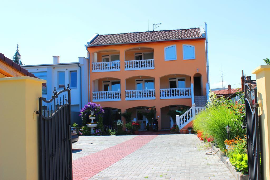 弗洛里达一室公寓旅馆 Štúrovo 外观 照片